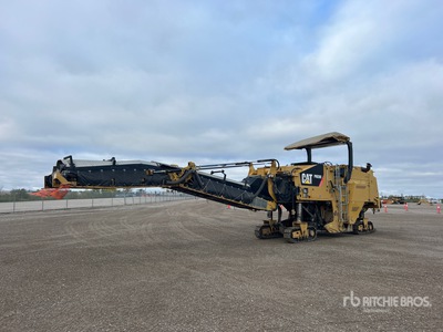 2010 Cat PM-200 Tracked Asfalteer frees machine