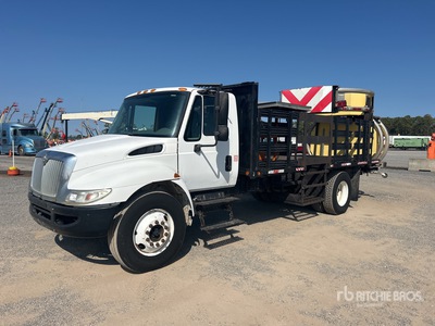 2004 International 4300SBA 4x2 Attenuator Truck
