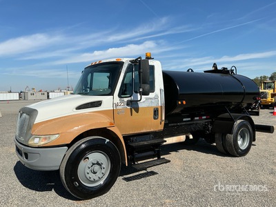 2002 International 4300 2000 gal 4x2 Water Truck