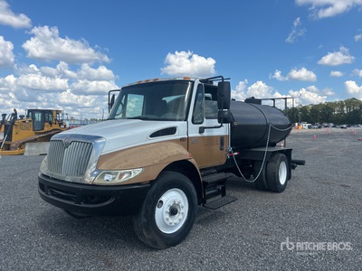 2003 International 4300 2000 gal 4x2 Water Truck