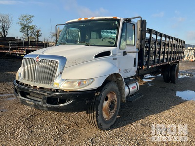 2013 International 4300 4x2 Camion à Plateau