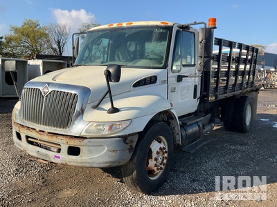 2005 International 4300 4x2 Camion à Plateau
