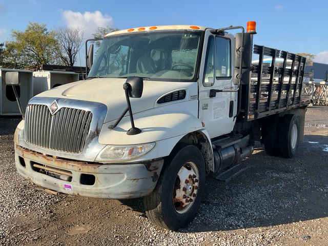 2005 International 4300 4x2 Flatbed Truck