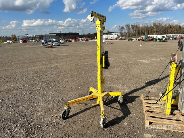Sumner Model R150 Sumner Manufacturing R-100/150 Material Hoist | Ritchie Bros. Auctioneers