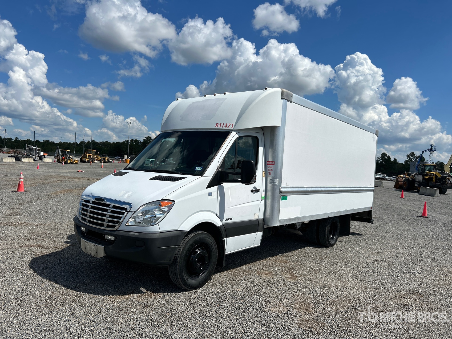 2009 Freightliner Sprinter 3500 4x2 شاحنة فان