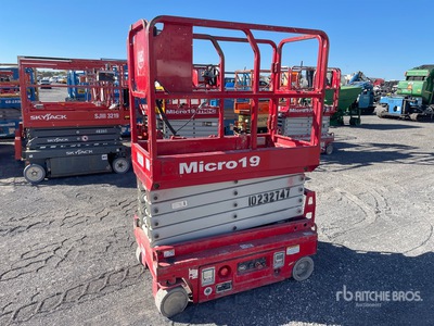 2018 MEC Micro19 Electric Scissor Lift