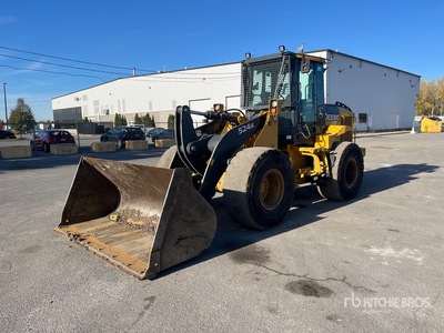 2011 John Deere 524K Chargeuse sur pneus