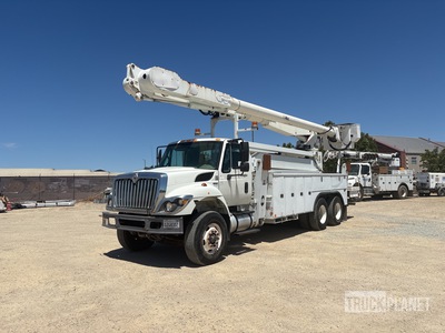 Altec AM900-E100 on 2011 International 7400 WorkStar 6x4 Cable Placer Piattaforma autocarrata