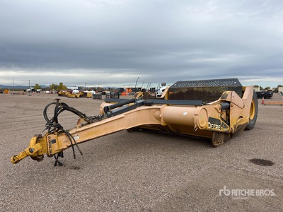 2015 John Deere 2412DE 2 Tire Ejector Schraper tractor