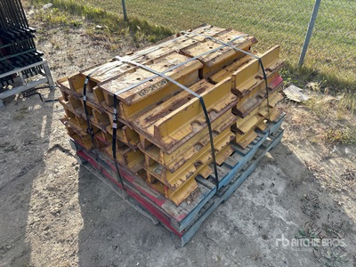 Quantity of (30) Cat 22 in Single Grouser Track Shoes