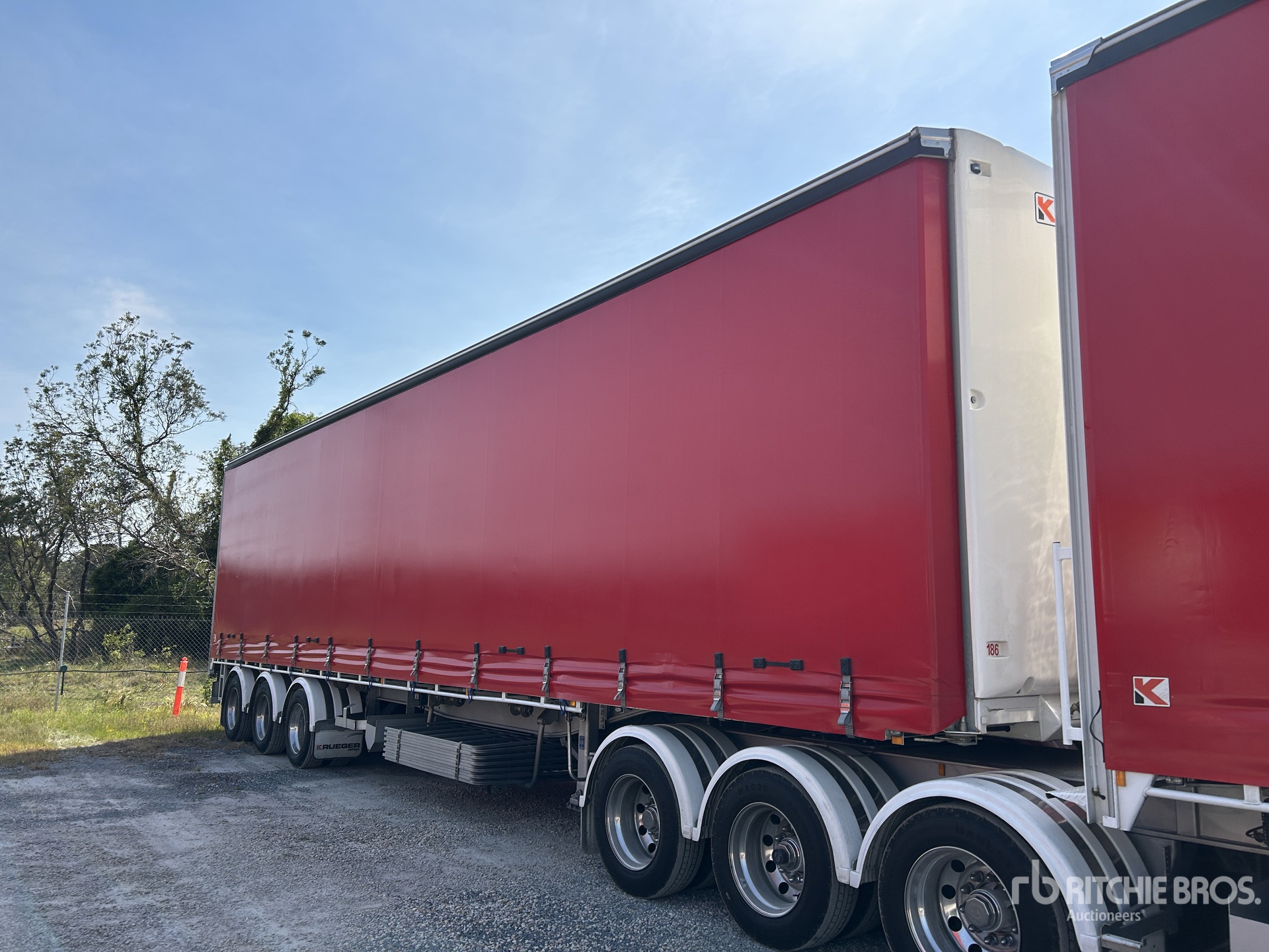 2024 Krueger Tri/A Curtain Side Trailer