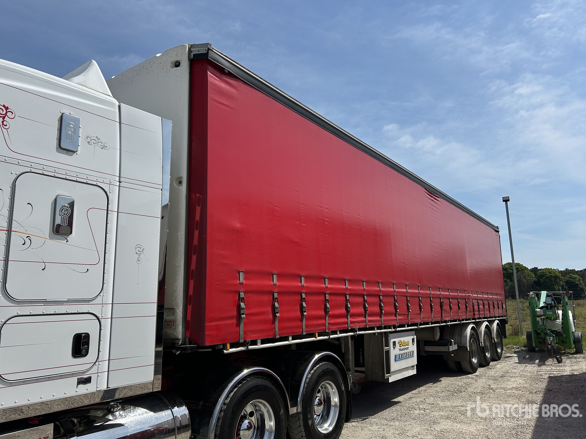 2021 Krueger Tri/A Curtain Side Trailer