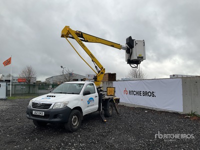 2018 Versalift LAT-38-135-H 15 m on 2018 Toyota Hilux 4x4 Bucket Truck