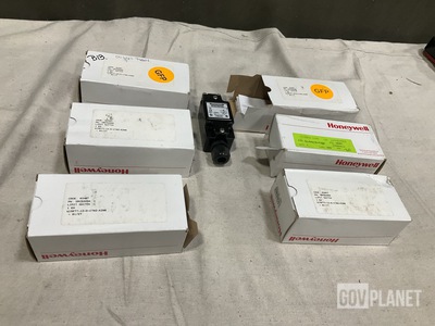 (16) Honeywell GLAA01B-F058 Micro Switches