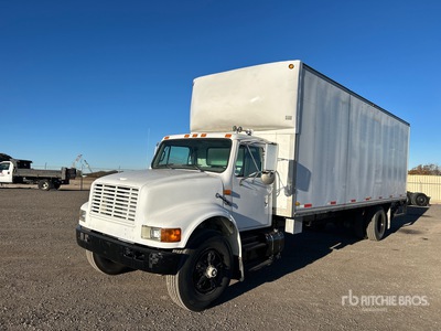 1995 International 4900 4x2 Furgoneta caja cerrada