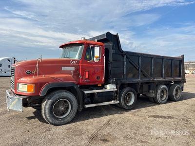 1999 Mack CL713 8x4 Camion à benne basculante Tri/E