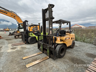 Cat GP40K 9000 lb Pneumatic Tire Forklift