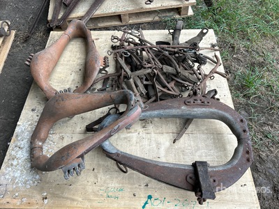 Quantity of Horse Collars, Haines, Double Tree Attrezzatura agricola varia