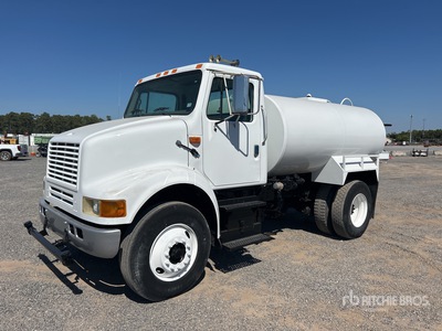 2002 International 8100 2000 gal 4x2 Water Truck