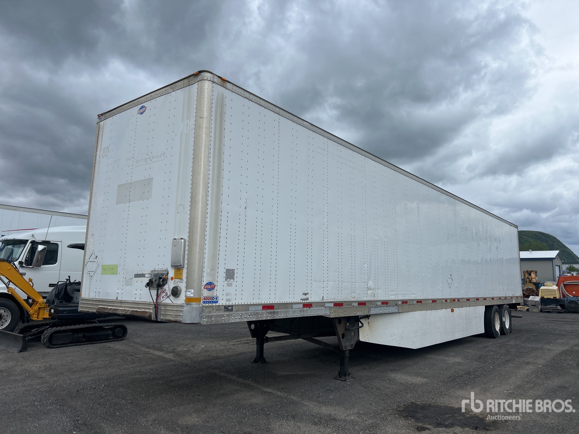 2012 Utility 4000D-X 53 ft x 102 in T/A Van Trailer