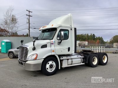 2013 Freightliner Cascadia  113 6x4 T/A Day Cab Truck Tractor