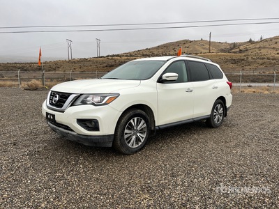 2020 Nissan Pathfinder SV 4WD を見 SUV