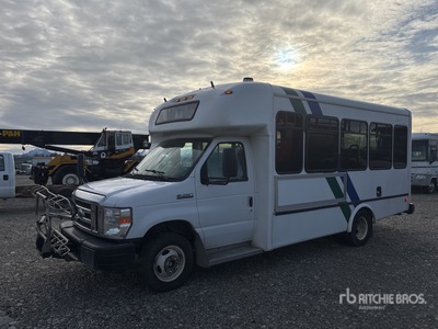 2017 Ford E-450 乗客用バン
