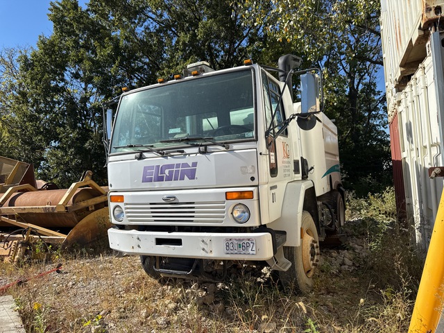 2002 Elgin MV0152D on 2002 Sterling SC8000 Sweeper Truck