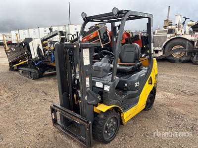 2011 Komatsu 4650 lb Pneumatic Tire Forklift