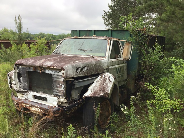 1989 Ford F-700 4x2 S/A Dump Truck (Inoperable)