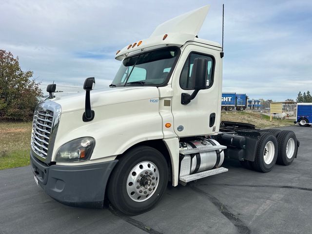 2015 Freightliner CAS113DC 6x4 T/A Day Cab Truck Tractor