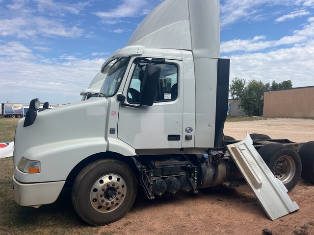 2016 Volvo VNM64T 200 S/A Day Cab Truck Tractor