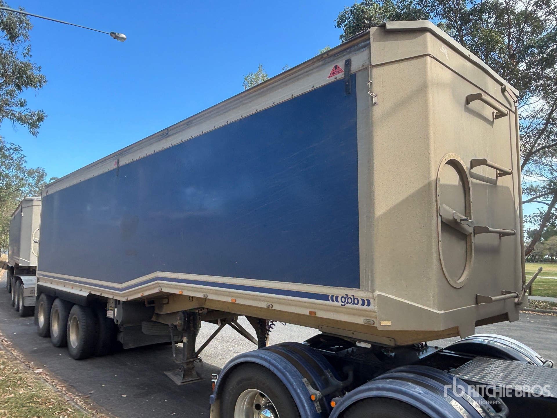 2022 GBB 9.7 m Tri/A End Dump Trailer