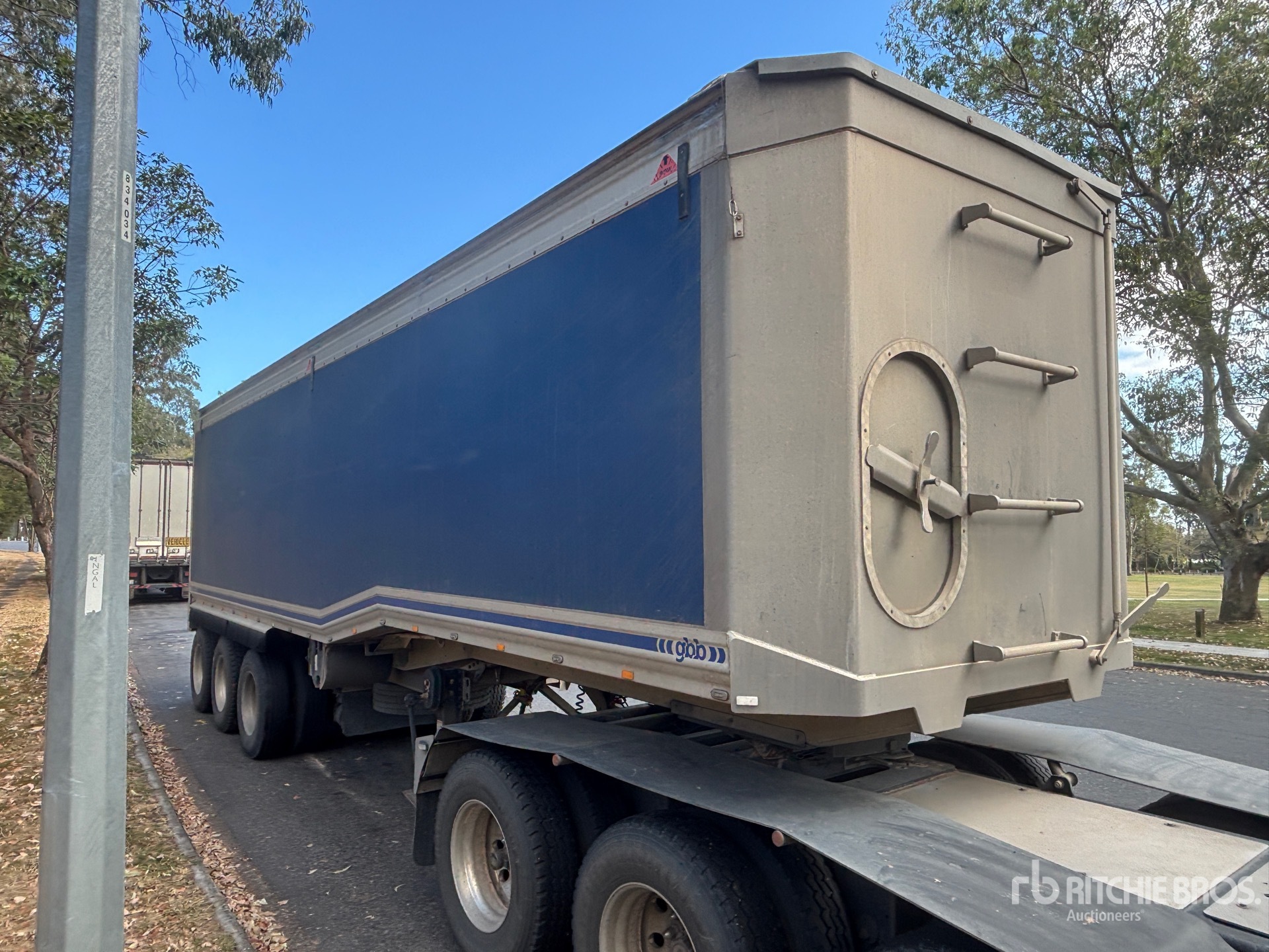 2022 GBB 9.7 m Tri/A End Dump Trailer