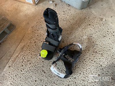 (4) MaxtraxRom Walking Boots & (1) Knee Brace