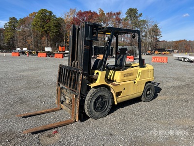 2001 Cat DP40 8000 lb Pneumatic Tire Forklift