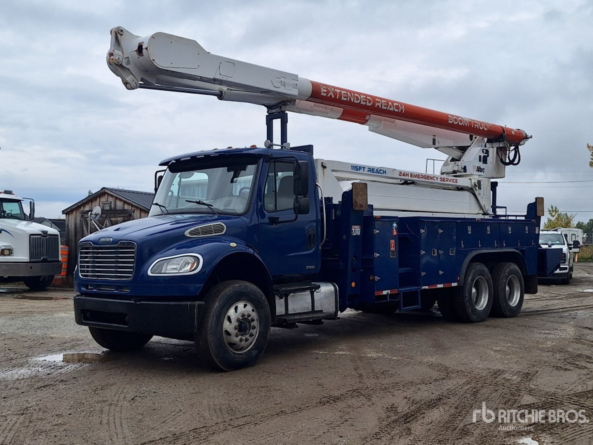 2001 Altec AM900-E100 99 ft on 2004 Freightliner M2 106 6x4 Piattaforma autocarrata