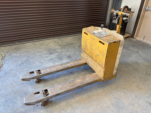 1981 Yale MOB0302748 3000 lb Electric Pallet Jack