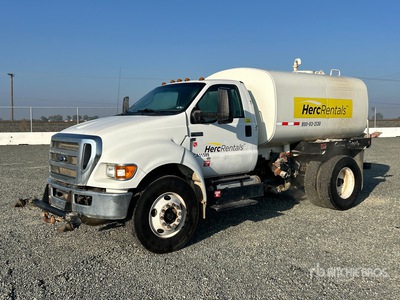 2015 Ford F-650 2000 gal 4x2 Camion à eau