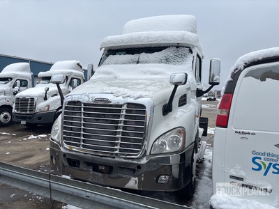 2012 Freightliner Cascadia 4x2 S/A Day Cab Truck Tractor
