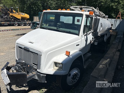 Etnyre 1300 gal on 2003 Freightliner FL70 4x2 Autocarro distribuzione asfalto