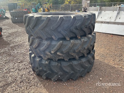Quantity of (3) 420/85R38 Équipements pour pneus
