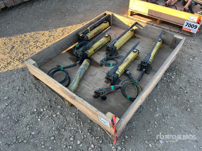 Quantity of (6) Enerpac Hydraulic Hand Pumps Divers - Outils à main