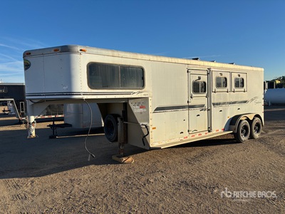 2002 Sundowner 20 ft T/A Horse Trailer