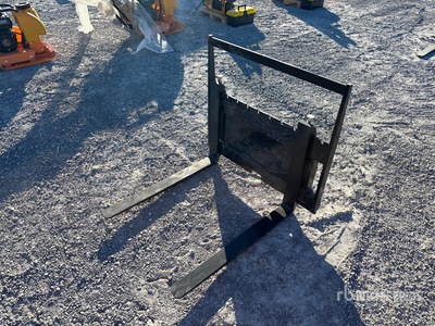 2025 GIYI GY-XHC 29 in Mini Skid Steer Forks (Unused)