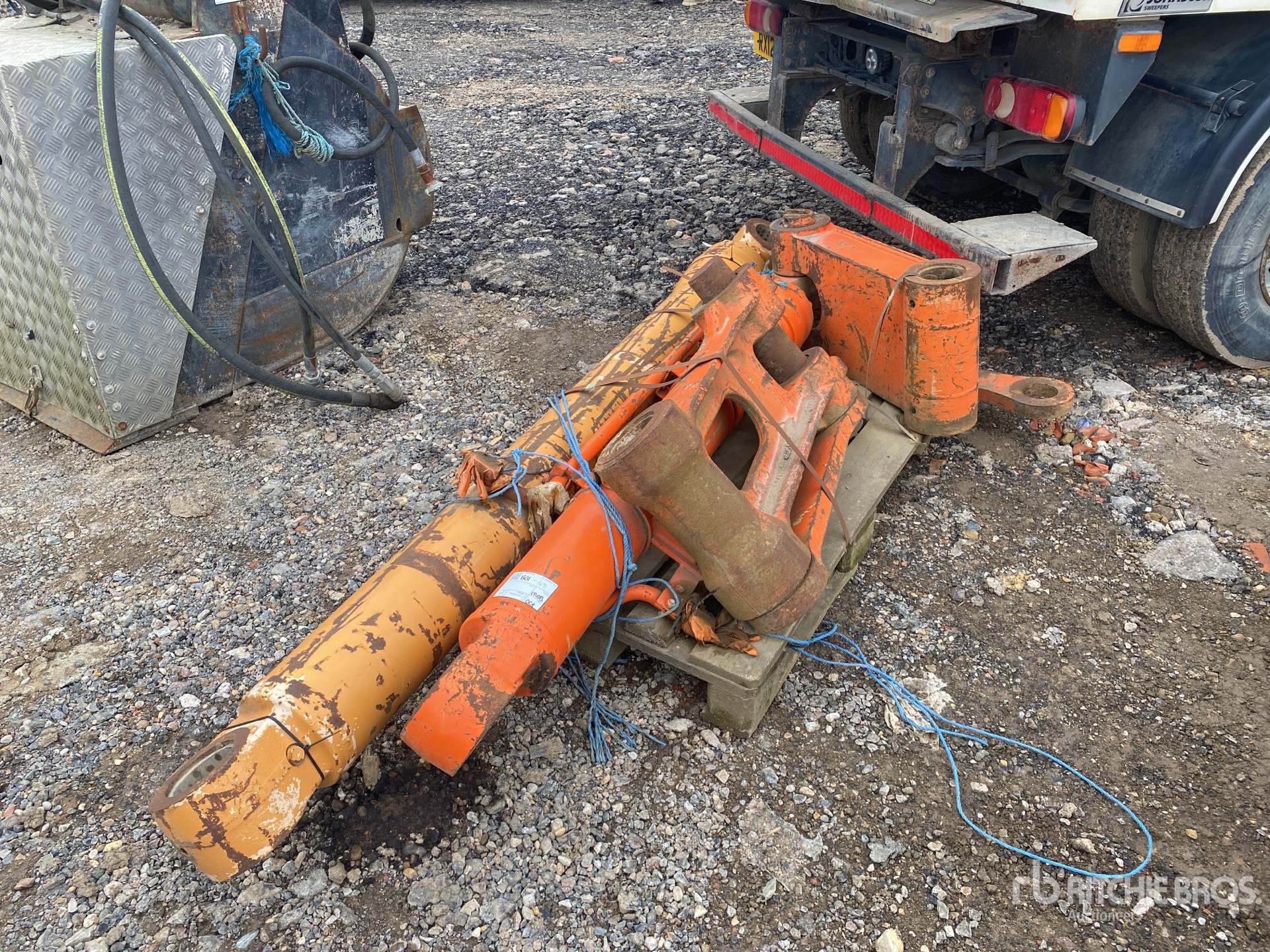 Quantity of Excavator Parts その他 - 機械部品