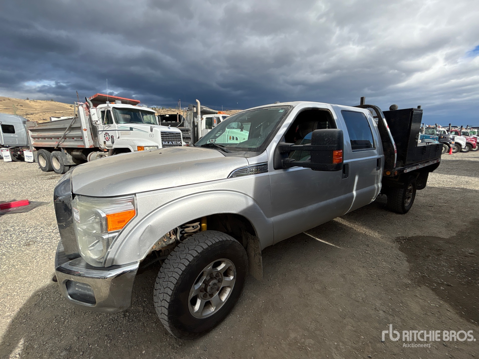 2013 Ford F-350 XLT 4x4 Crew Cab Flatbed Truck