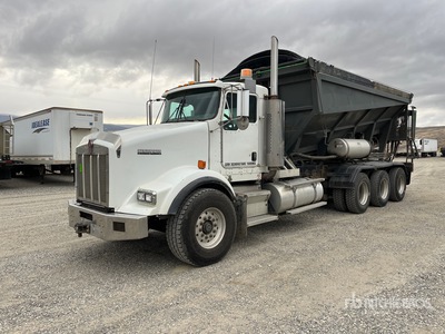 Can American XL19 on 2004 Kenworth T800B 8x6 Slinger Camion épandeur de pierres