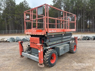 2013 Skyjack SJ7127 RT 4x4 Dual Fuel Piattaforma aerea verticale