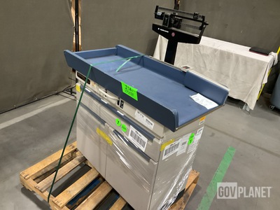 Midmark Pediatric 409 Examination Table